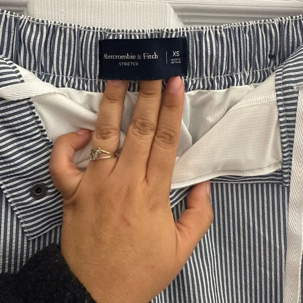 Abercrombie & fitch women’s stripped lined white and blue shorts size XS